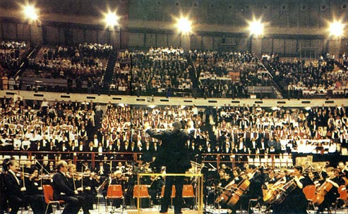 Η λήξη του 5ου Διεθνούς Χορωδιακού Φεστιβάλ Αθηνών (Νοέμβριος 1994).  Διευθύνει ο Θρ. Κάββουρας. Κάντε click για μεγέθυνση.